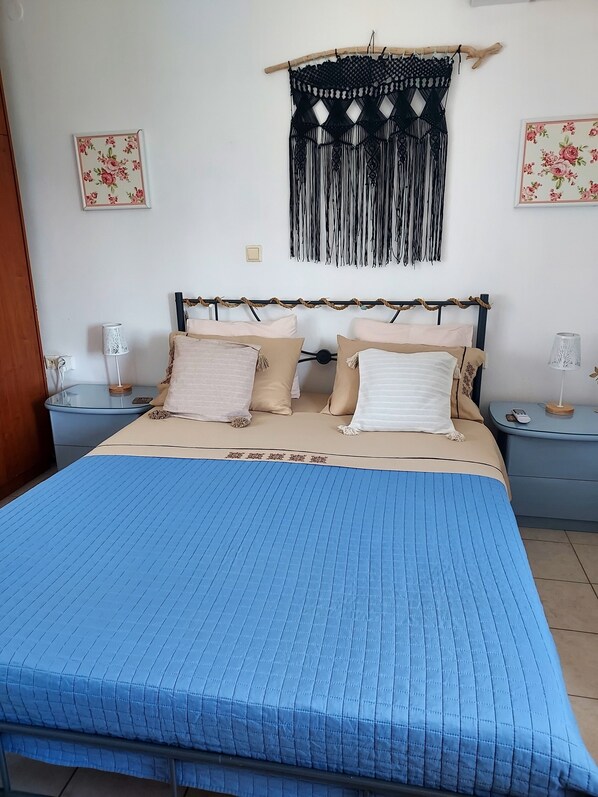 1 slaapkamer, een bureau, een strijkplank/strijkijzer, reisbedje