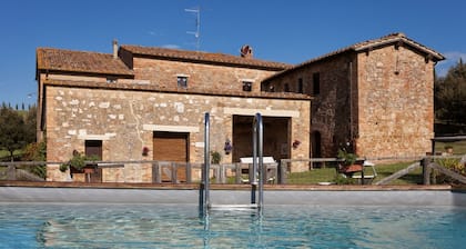 VILLA INDĂPENDANTE AVEC PISCINE AU COEUR DE LA TOSCANE