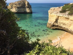 Chaises longues, serviettes de plage