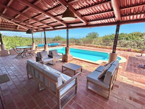 Een buitenzwembad en een verwarmd zwembad