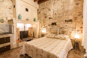 1 habitación, tabla de planchar con plancha, wifi gratis y ropa de cama