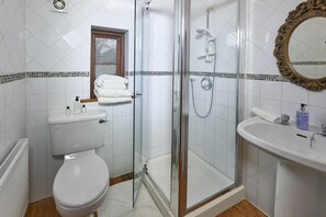 Ducha, secador de pelo, toallas, jabón