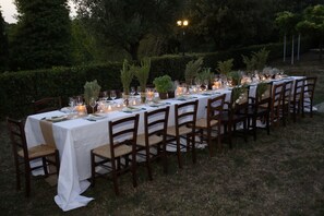 Outdoor banquet area - Tenuta Patrizi Guardabassi is an ideal Villa for holiday in privacy and relax (Montone, Perugia)