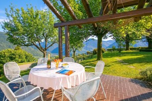 Outdoor dining - Villa Il Castagno, Cerano d'Intelvi, Italy (Cerano d'Intelvi)