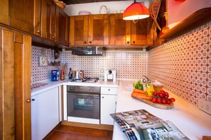 Cafetera y tetera, refrigerador, microondas y horno 