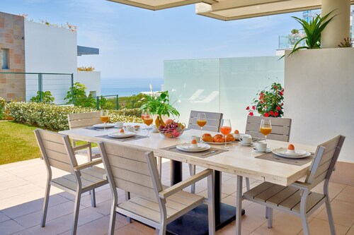 Schöne Wohnung mit Terrasse und Garten mit Blick auf das Meer und den Golf