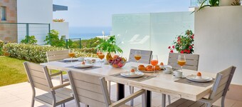 Smuk lejlighed med terrasse og haven med udsigt over havet og Golf