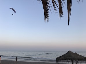 Ubicación a pie de playa, tumbonas y toallas de playa