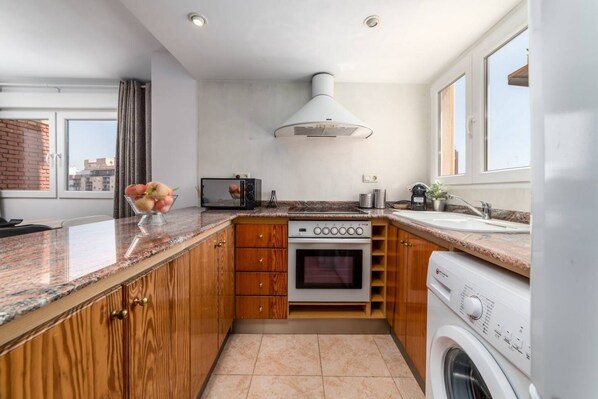 Fridge, microwave, oven, stovetop