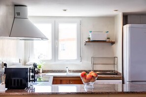 Refrigerador, microondas, horno y parrilla de estufa 