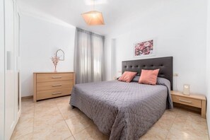 3 chambres, fer et planche à repasser, Wi-Fi gratuit, draps fournis