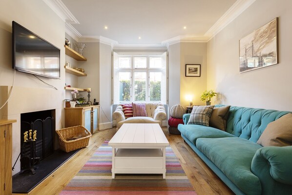 TV connectée, lecteur de DVD, livres