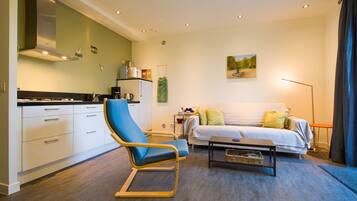 Télévision, lecteur de DVD, table de tennis de table