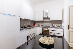 Fridge, oven, stovetop, coffee/tea maker