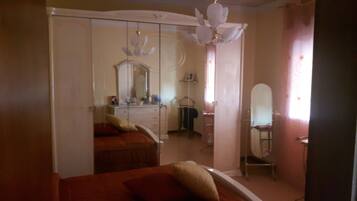 2 chambres, fer et planche Ă repasser, Wi-Fi gratuit, draps fournis