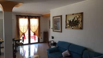 Smart TV, fireplace, video games, DVD player