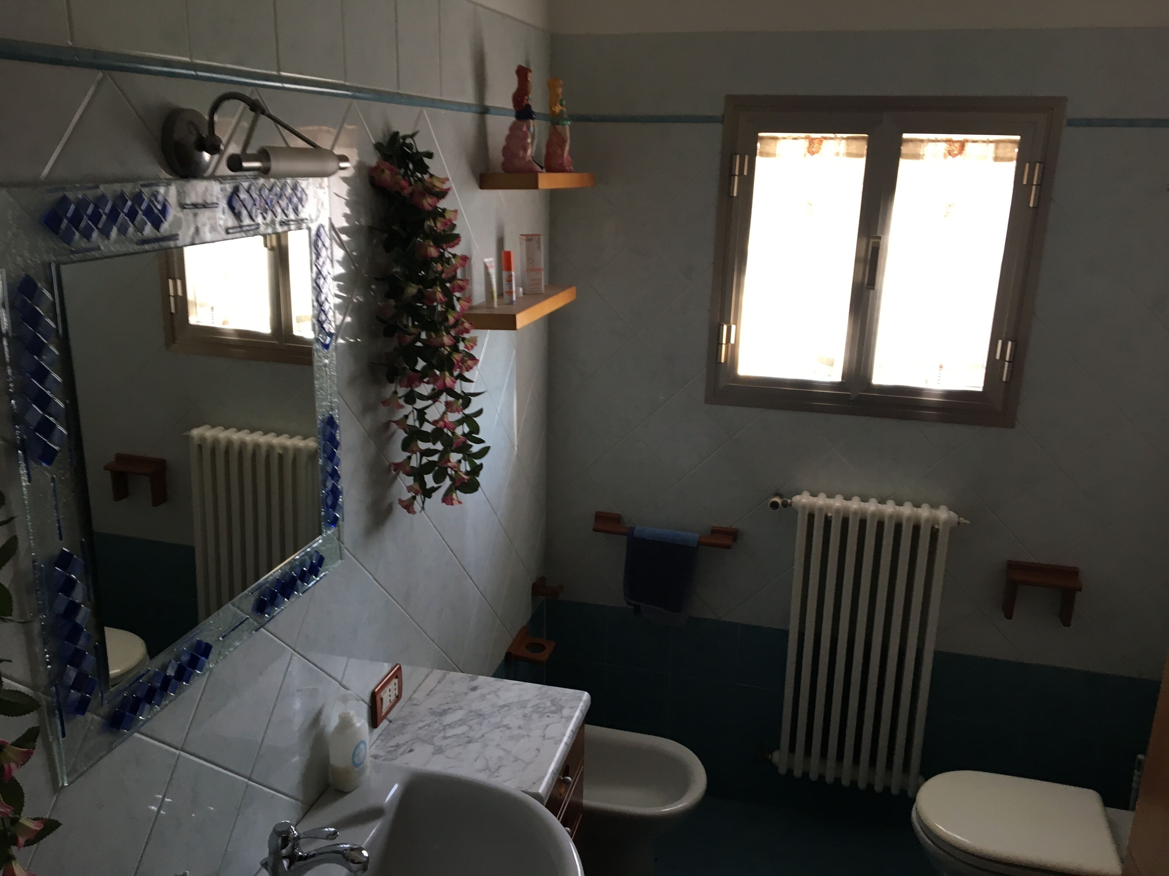 Douche, sèche-cheveux, bidet, serviettes fournies