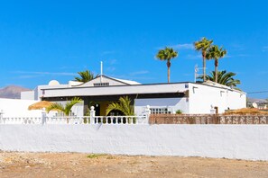 Exterior - 3 bedroom villa with private pool near the beach, overlooking the sea. (Puerto del Carmen)