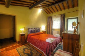 1 quarto, ferros/tábuas de passar roupa, berço de viagem