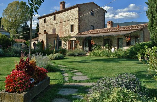 Apartment/house in a Tuscan stonehouse with  private  swimming pool and garden