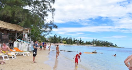 Cozy Cottage, 5 minutes walk to beach, beautiful garden perfect relaxation spot