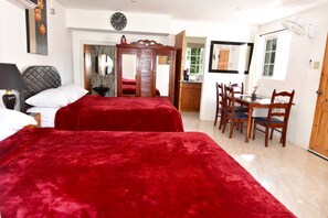 1 bedroom, in-room safe, iron/ironing board, travel crib - Cozy Cottage, 5 minutes walk to beach, beautiful garden perfect relaxation spot (Ocho Rios)