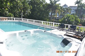 Pool - Cozy Cottage, 5 minutes walk to beach, beautiful garden perfect relaxation spot (Ocho Rios)