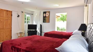1 chambre, coffres-forts dans les chambres, fer et planche à repasser