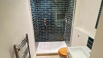 Combined shower/bathtub, hair dryer, towels, soap