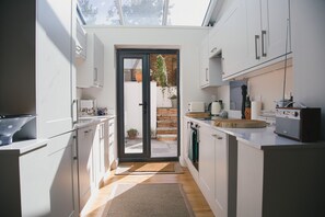 Réfrigérateur, four, plaque de cuisson, lave-vaisselle