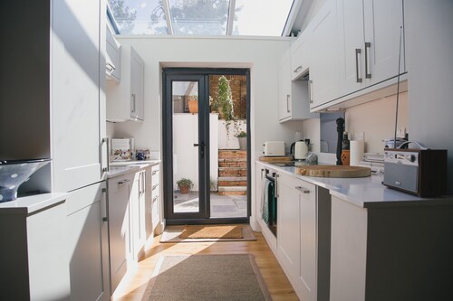 Two bedroom garden flat in Fulham close to transport and shops.