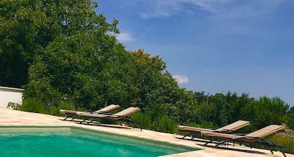 Exquisite Luxusvilla mit 5 Schlafzimmern - großer Salzpool