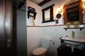 Dusj, hårføner og håndklær