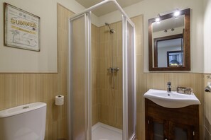 Bathtub, hair dryer, bidet, towels