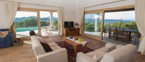 Fernseher, Kamin, DVD-Player