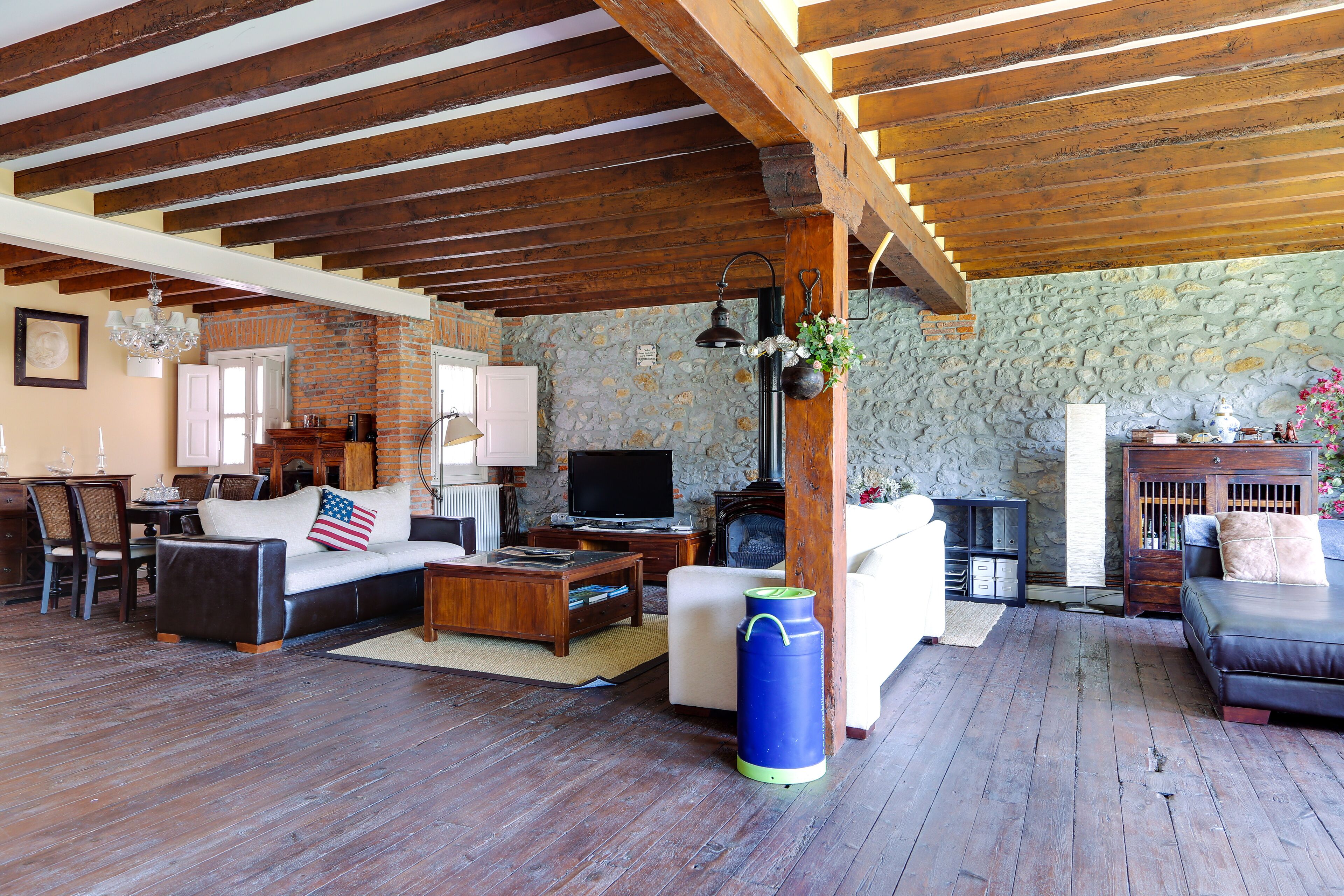 電視、DVD 播放機、玩具、書籍