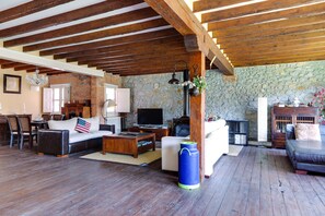 Televisie, een dvd-speler, speelgoed en boeken