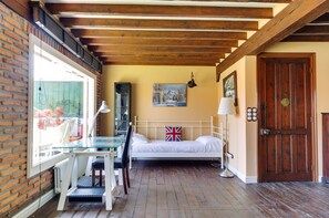 3 bedrooms, desk, iron/ironing board, free WiFi