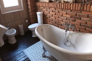 Ducha y bañera combinadas, secador de pelo, bidé y toallas