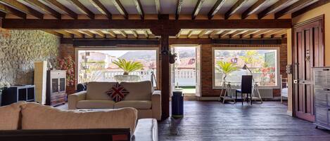 TV, DVD player, brinquedos, livros