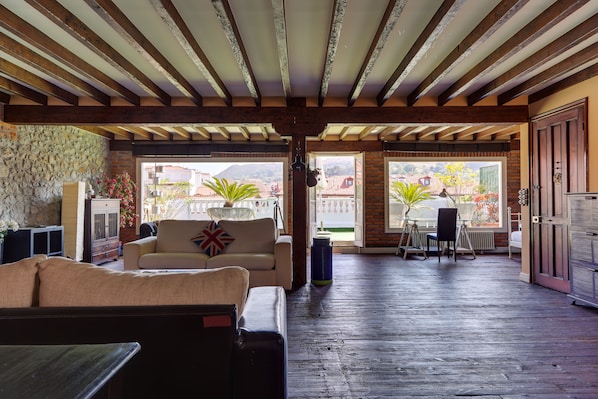 Televisie, een dvd-speler, speelgoed en boeken