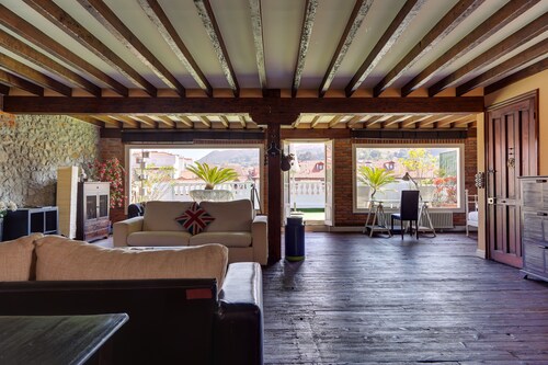 LUXURIOUS PENTHOUSE IN THE CENTER OF LAREDO, 3 minBEYBEACH, MOUNTAIN VIEWS AND FREE PARKING