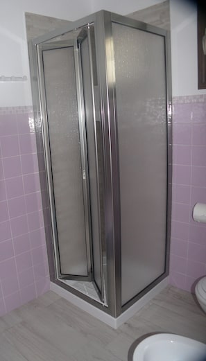 Douche, sĂšche-cheveux, bidet, serviettes fournies