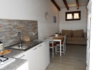 Kühlschrank, Herdplatte, Hochstuhl, Kochgeschirr/Geschirr/Besteck