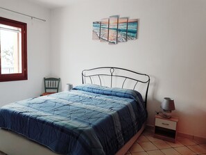 2 chambres, coffres-forts dans les chambres, fer et planche à repasser