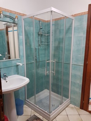 Dusche, Haartrockner, Bidet, Toilettenpapier