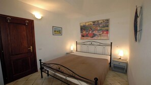 2 dormitorios, caja fuerte, tabla de planchar con plancha y ropa de cama