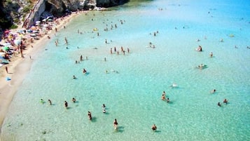 Una spiaggia nelle vicinanze
