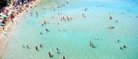Una spiaggia nelle vicinanze