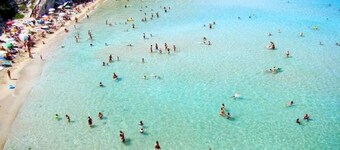 Valoisa asunto, ilmastointi ja suuri terassi muutaman askeleen päässä merestä